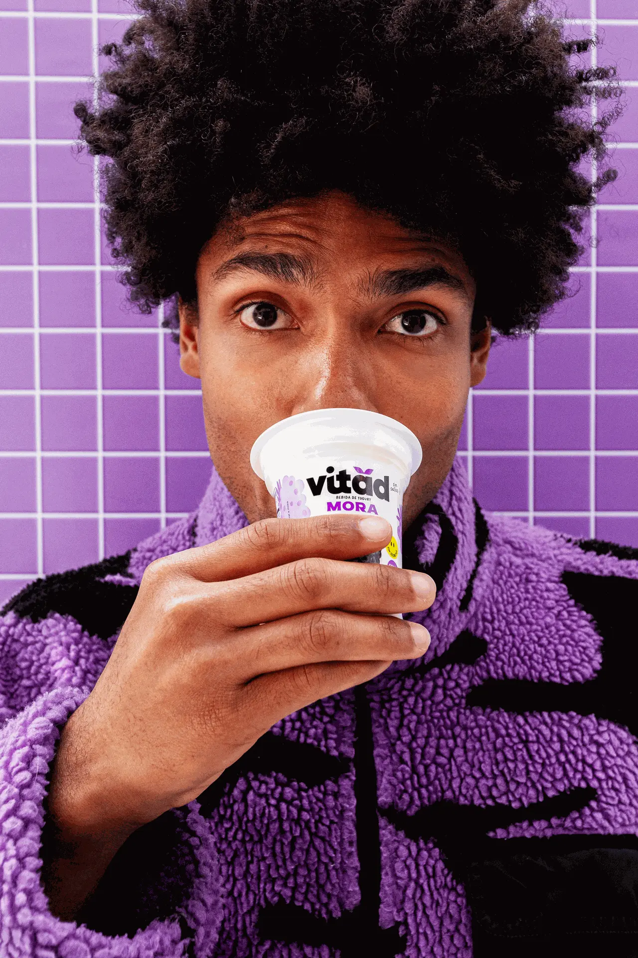 Envase de yogurt Vitad modelo 01 sobre fondo claro